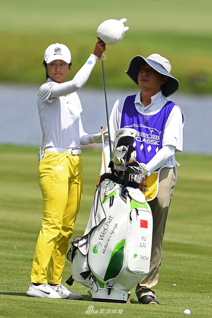 冯珊珊在第十八洞果岭推出制胜一推，全场观众屏息凝神