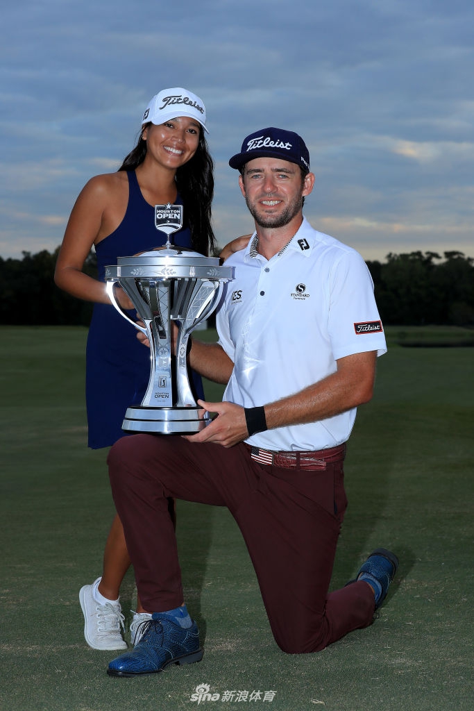 兰托·格里芬在第十八洞果岭高举双臂，沐浴在夺冠的欢呼与金色阳光中