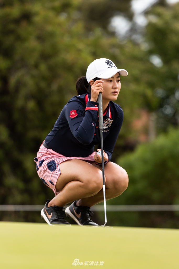 球员在沙坑中成功打出精彩的救球,沙砾飞扬的瞬间充满力量感与技巧性。