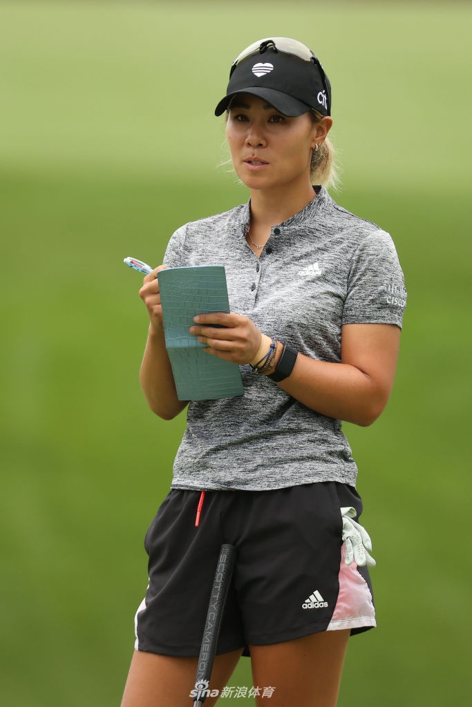 科达姐妹之一的杰西卡·科达在练习轮中奋力挥杆,金色长发与充满力量的击球动作相映成趣。