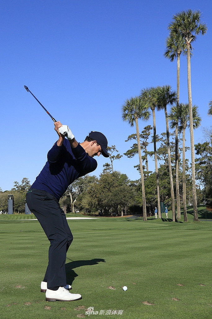 著名球员在练习果岭上凝神推杆，专注的神情反映出大赛前对技术细节的最后打磨与调整。