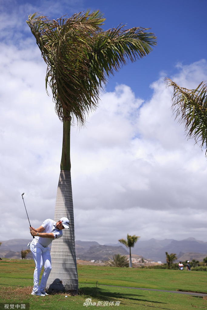 捧起冠军奖杯的希格被香槟的泡沫包围,胜利的喜悦与激情在这一刻尽情释放。