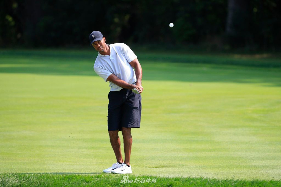 麦克罗伊在练习中全神贯注地观察自己攻果岭一杆的落点