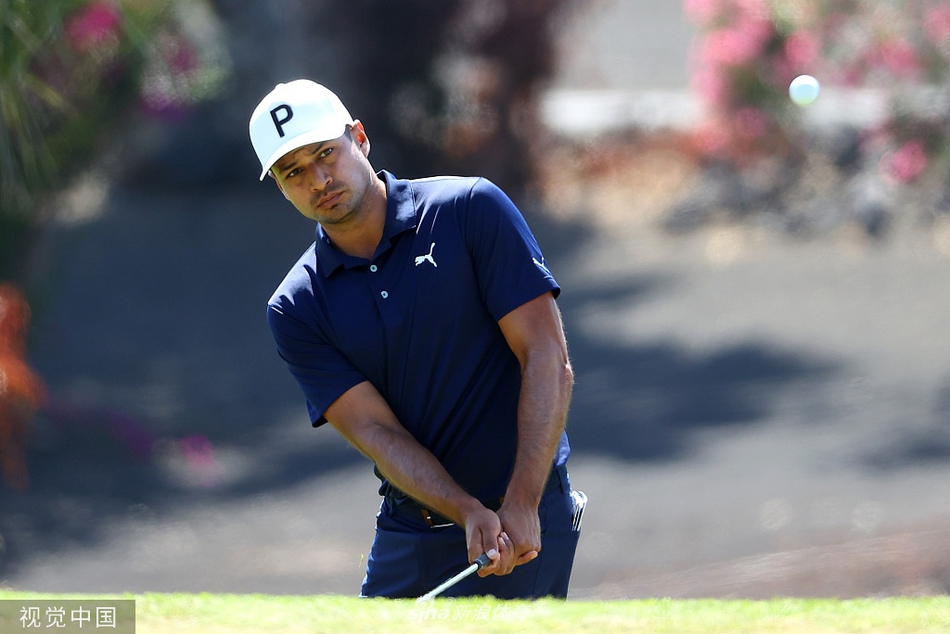 众多球员与观众聚集在果岭旁,共同等待决定比赛走向的关键一推