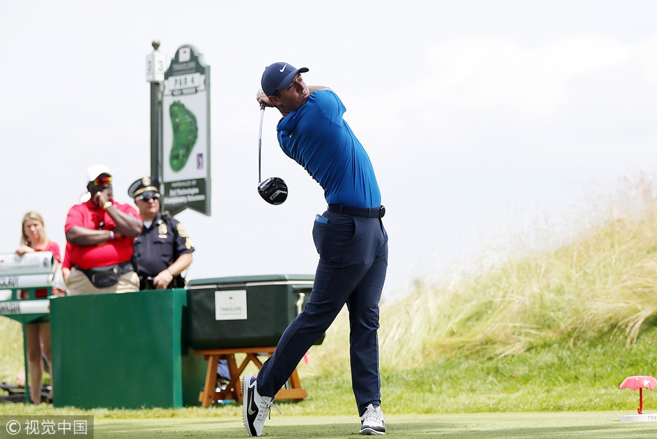 比赛现场人山人海，观众们簇拥在果岭周边，共同见证冠军诞生的激动时刻。