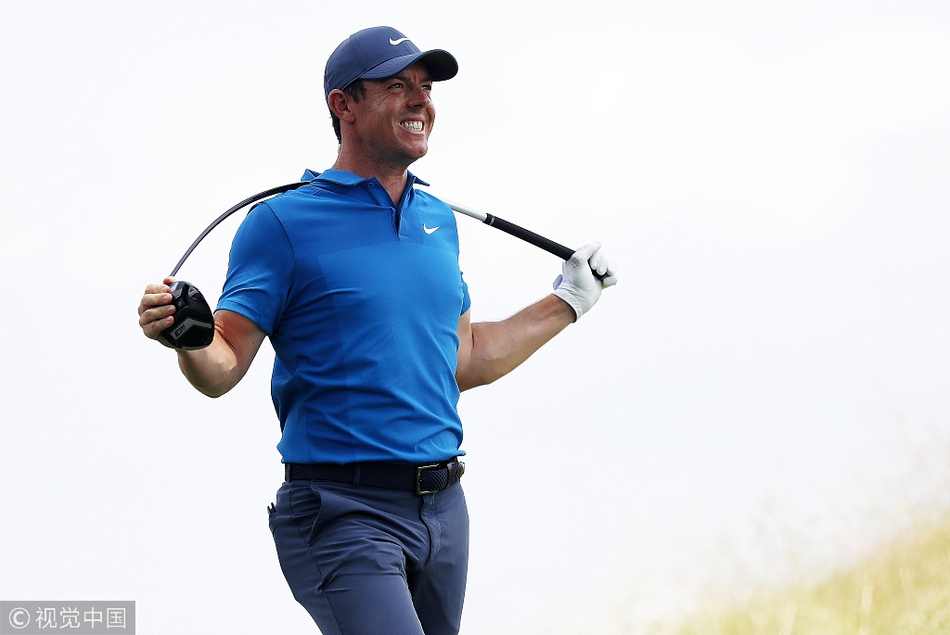 夺冠后，巴巴·沃森与长期合作的球童特德·斯科特紧紧拥抱，分享来之不易的胜利喜悦。