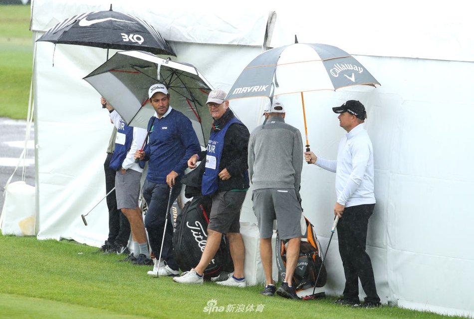 兰加斯克在第十八洞果岭推入制胜一推后，振臂欢呼释放胜利激情