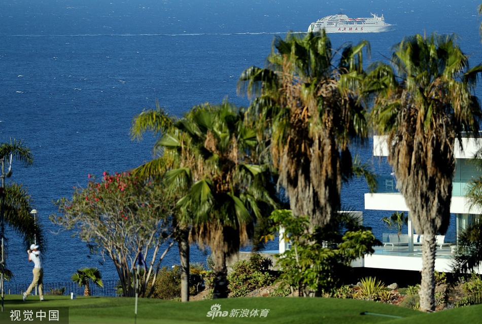 吴阿顺在碧海蓝天背景下挥杆击球，球杆划出完美弧线，构成一幅力与美结合的动人画面。
