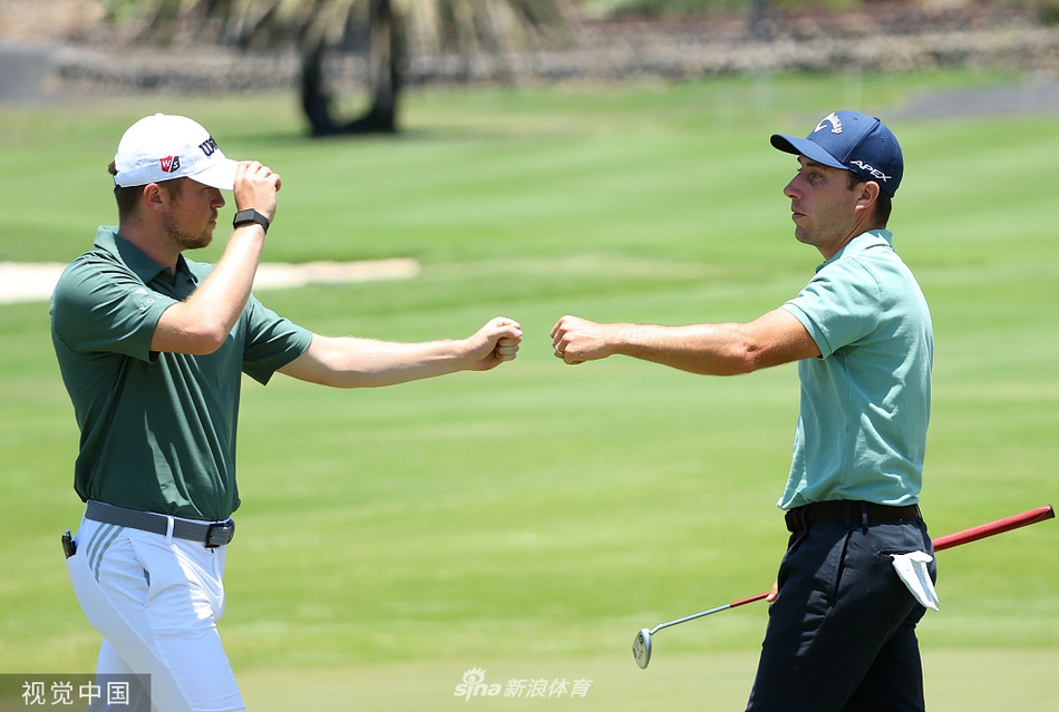 比赛中的经典长洞进攻时刻,球手在壮丽的海岸线背景下挑战距离与精准度