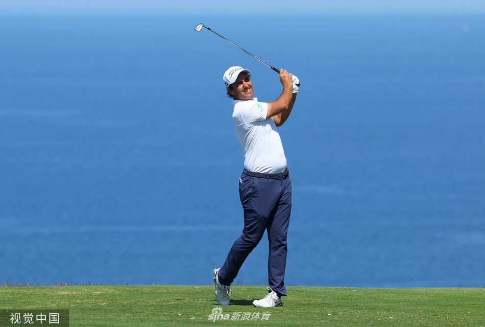 安德鲁-约翰斯顿在沙坑中全力救球,沙砾飞扬瞬间展现力量与技巧