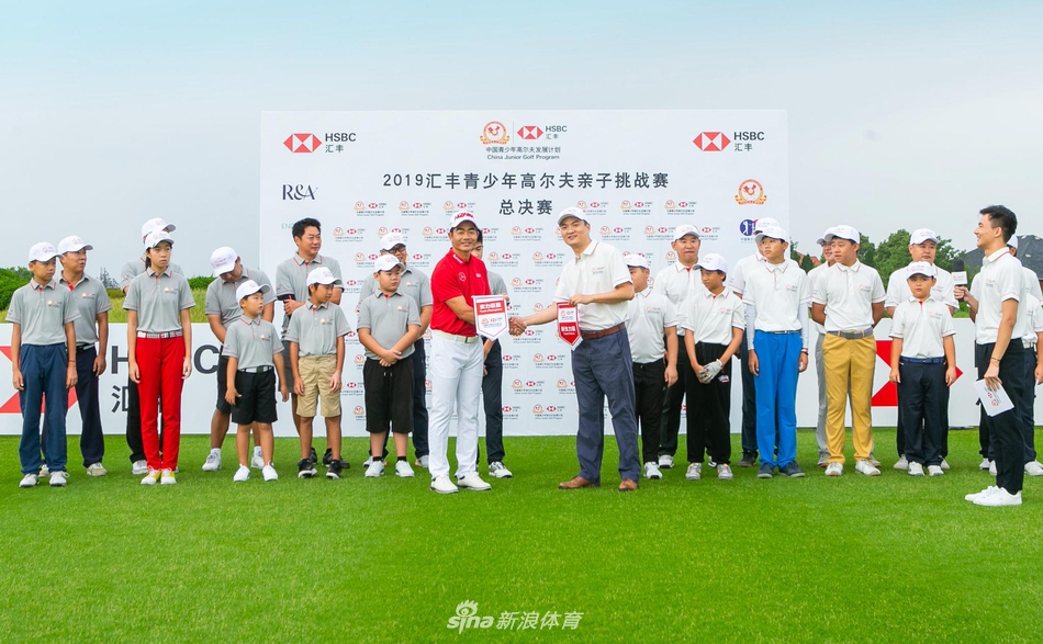 开球仪式上，新生力量队与实力巨星队队长梁文冲与吴威先生庄严交换队旗，预示着友谊与竞技并存的比赛正式开始。