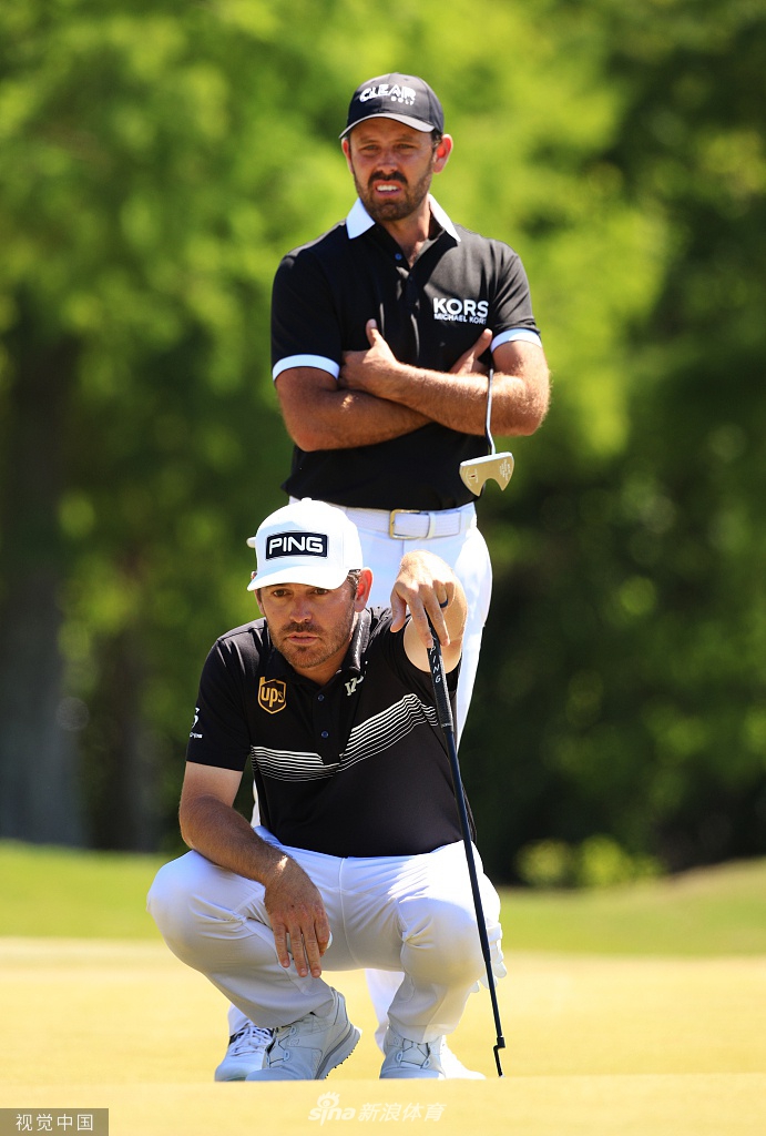 荣耀时刻：冠军组合与赛事奖杯的合影，两人脸上洋溢着灿烂的笑容，共同分享团队胜利的无上喜悦。