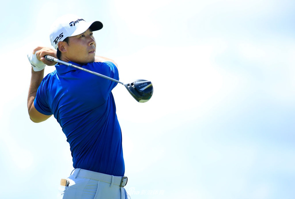 冠军斯沃福德高举多米尼加锦标赛奖杯，在金色夕阳下留下辉煌的剪影