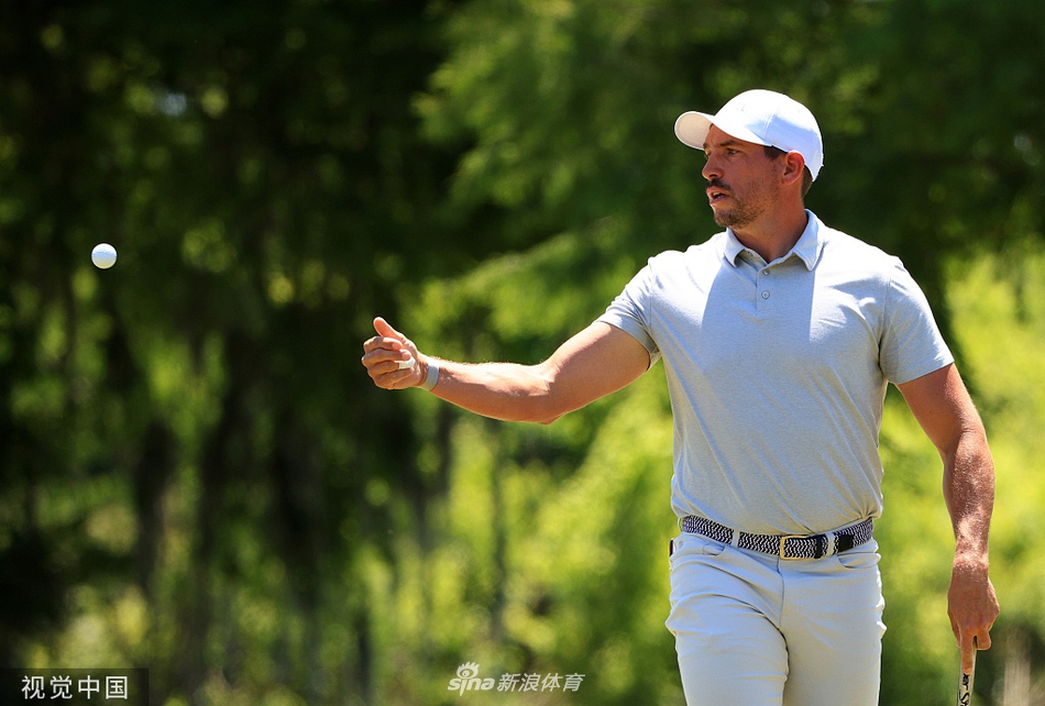 并肩作战的伙伴：卡梅隆·史密斯在比赛中全神贯注地观察击球线路，与队友马克·利什曼共同商议策略。