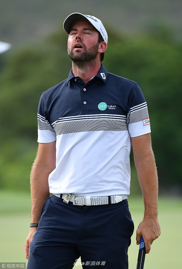 利普斯基与青少年球迷亲切互动，他弯下腰，笑容温暖地将签名高尔夫球递到小球迷手中