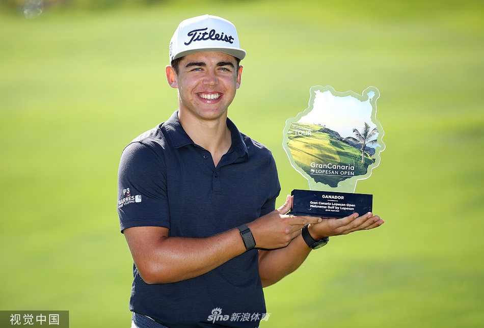 决赛轮关键推杆瞬间,希格全神贯注凝视球洞,周围观众屏息以待。