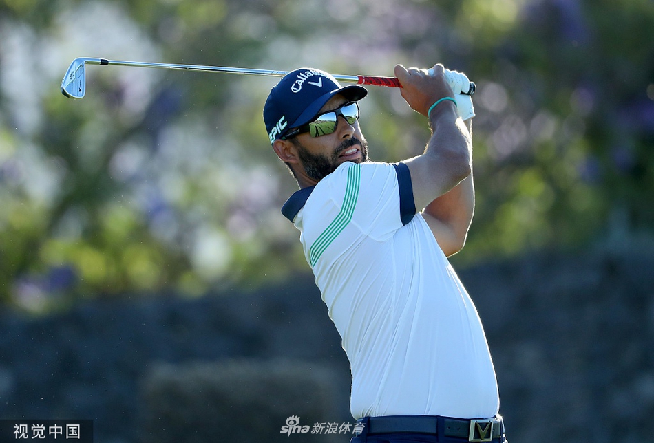 吴阿顺在推杆进洞后露出满意微笑，与身旁的球童默契击掌庆祝，分享成功的喜悦时刻。