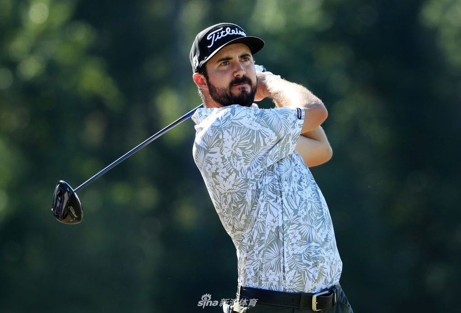 观众簇拥在第十八洞果岭周围，为冠军的诞生爆发出如雷的掌声与欢呼