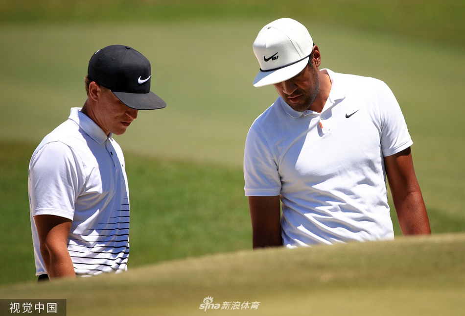 关键切击入洞瞬间：马克·利什曼在第十六洞果岭边，面对棘手的球位，冷静地将球切入洞中，引来观众一片欢呼。