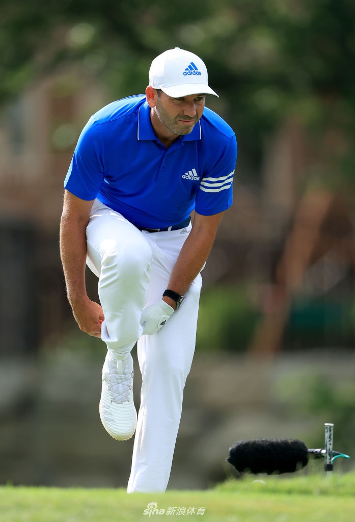 巴巴-沃森身着醒目粉色球杆，在沙坑中奋力救球，沙粒在空中飞扬。