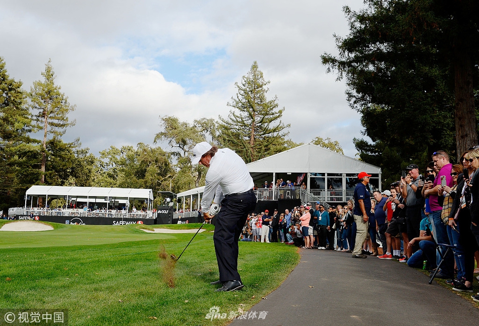 纳帕山谷银饰度假村球场的壮丽秋色，为这场新赛季揭幕战提供了如画般的背景