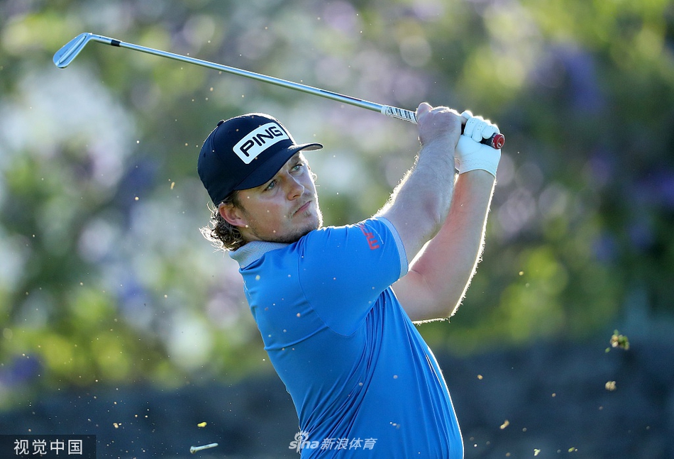 吴阿顺在开阔的球道上行走，他扛着球杆步伐坚定，身影在特内里费岛独特的景色中显得格外从容自信。