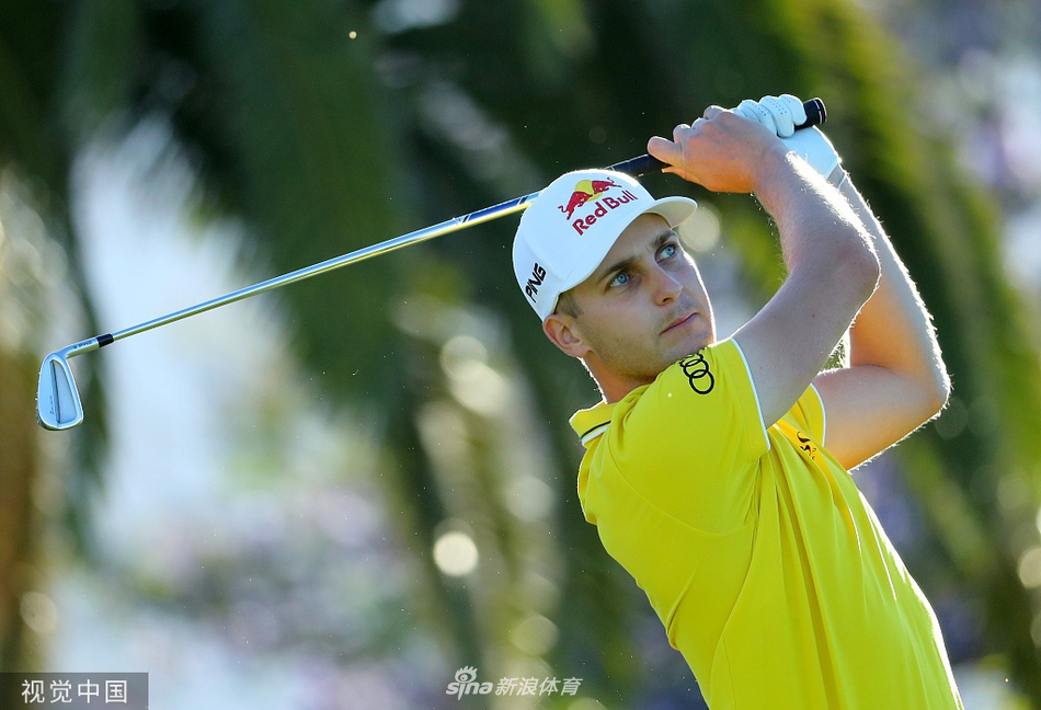 吴阿顺完成一轮比赛后，在计分处认真核对成绩卡，确保每一杆记录准确，体现职业球员的专业素养。