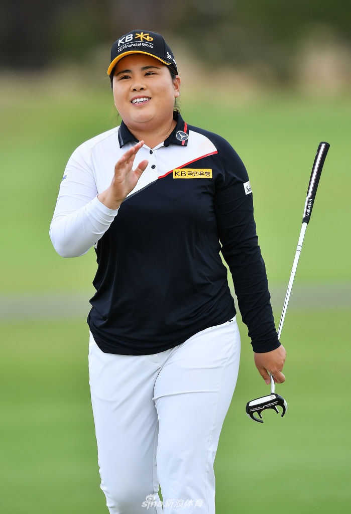 朴仁妃在球道上从容不迫地观察线路,彰显了世界顶尖高尔夫球手在比赛中的沉着与战略思考。