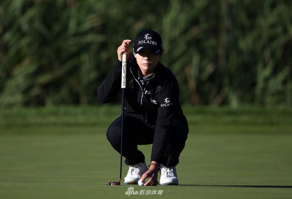 韩国球星金世煐在球道中优雅流畅地完成挥杆,动作如教科书般标准而富有力量。