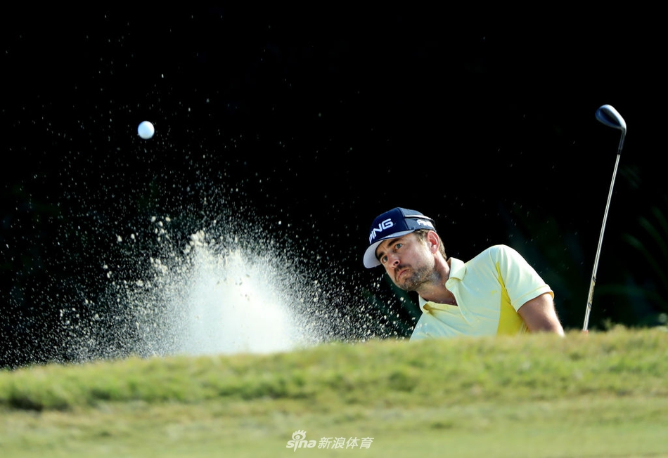 冠军奖杯在夕阳下熠熠生辉，旁边是格里芬获胜时使用的比赛用球