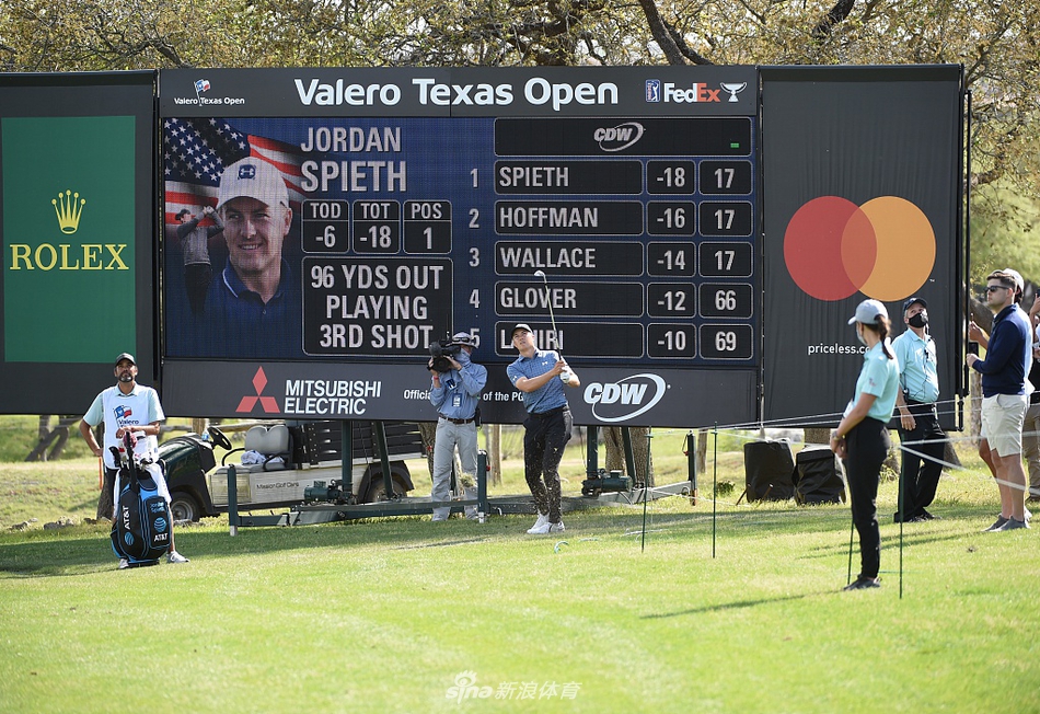 斯皮思与球童格雷勒在成功推进一记重要推杆后激动击掌庆祝，默契与喜悦溢于言表。