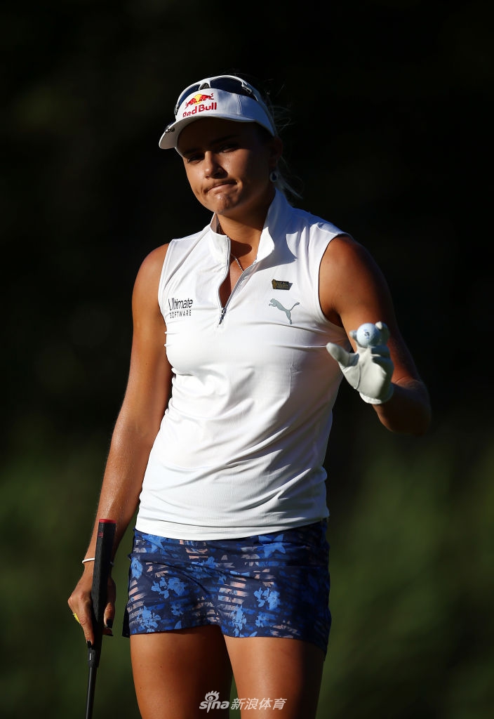 安妮·帕克在比赛中露出自信的微笑,展现了女子高尔夫球员的优雅风度与强大内心。
