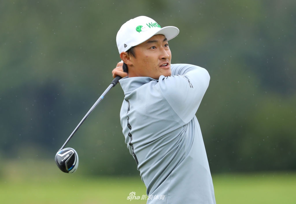 冠军兰加斯克与亚军的笑容，共同构成了赛后颁奖仪式上最动人的画面