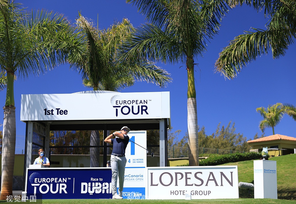 希格在球道上潇洒挥杆,身姿挺拔,球杆划出一道完美弧线,背景是典型的加那利岛丘陵地貌。