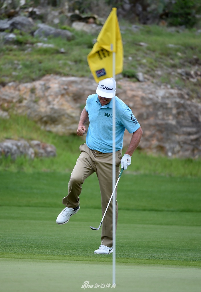 斯皮思向观众席挥手致意，背景中热情的德州球迷为他送上山呼海啸般的掌声与祝福。