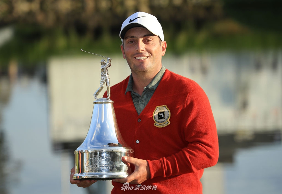 麦克罗伊与菲茨帕特里克在果岭边缘并肩而立,神情专注地分析推杆线路,阳光将他们专注的身影拉长