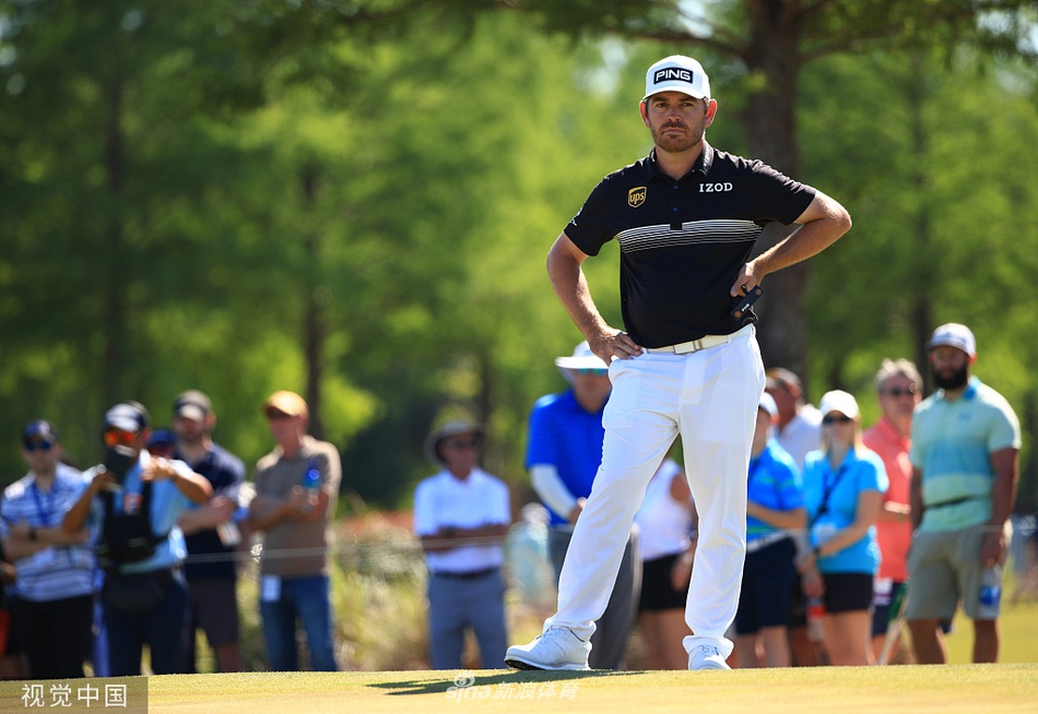 经典铁杆击球：球员在完美的挥杆平面上完成一次铁杆击球，身体姿态流畅而稳定，彰显职业高尔夫的技术之美。