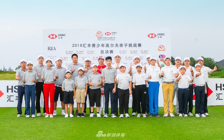 雨中的果岭上，一位小球员正专注地俯身观察推杆线路，父亲在一旁默默守护，共同面对风雨的挑战。