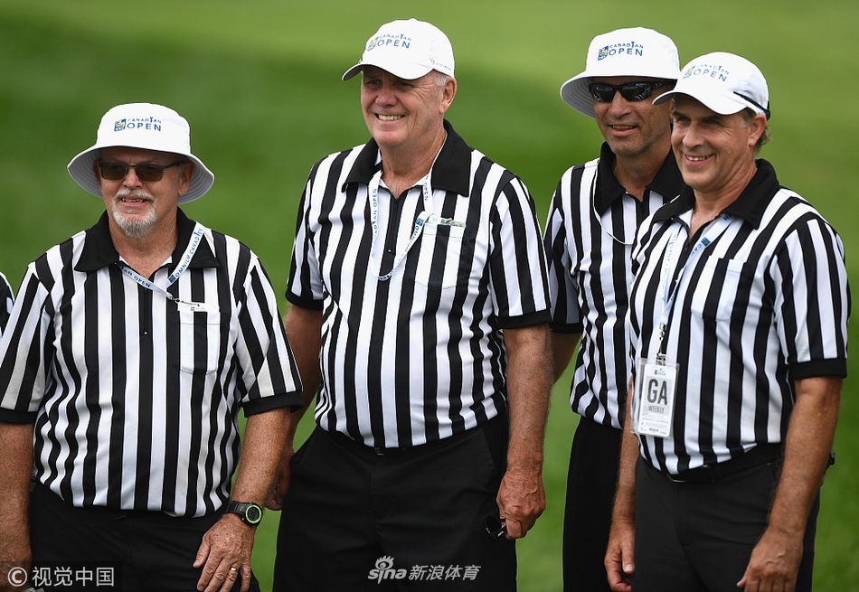 达斯汀·约翰逊与安秉勋在比赛中同组，两人正在球道上交流策略