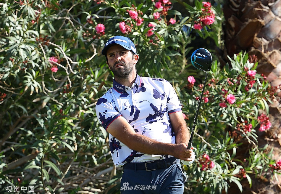 首轮领先者拉波塔在果岭上仔细研判,他的推杆在这一天所向披靡