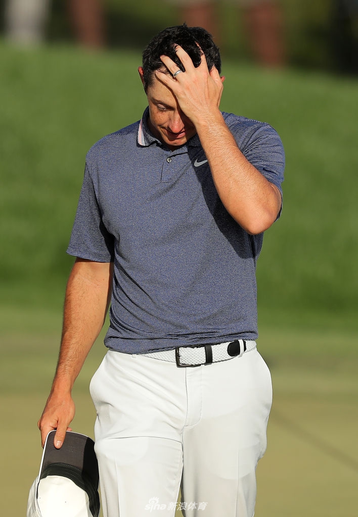 莫里纳利在第十八洞球道上,目光坚毅地望向果岭,手握短铁杆准备进行关键性的进攻