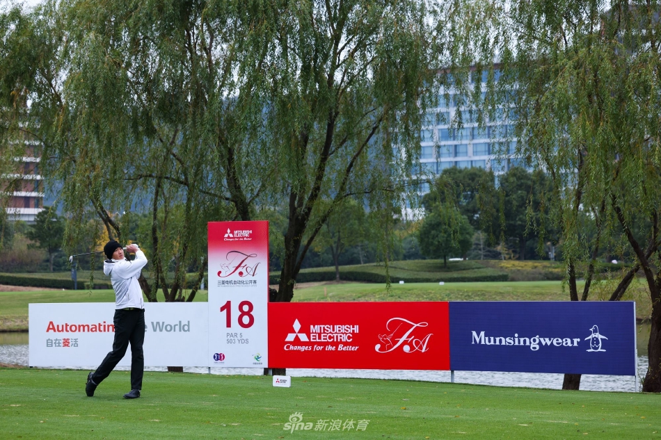 宽阔的球道上，球员凝神审视远方果岭，手中的球杆与静谧的球场构成力量与美感的平衡。