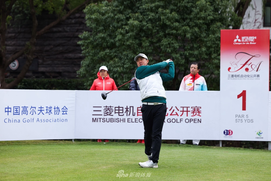 比赛全景，绿茵如毯的球场在冬日阳光下延伸，球员的身影点缀其间，秩序井然，气势恢宏。