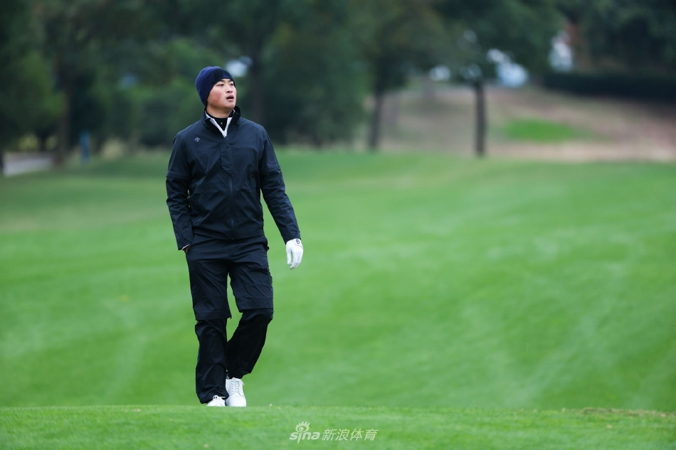 开球瞬间，球员全力挥杆，身体肌肉线条尽显，白色小球如流星般射向蓝天。