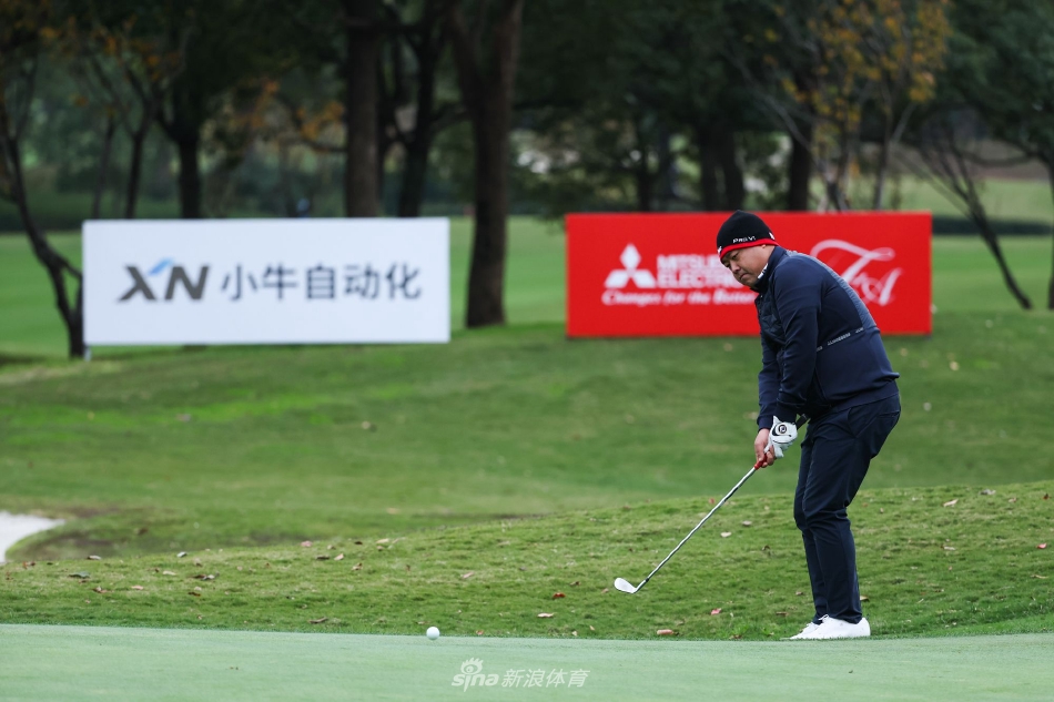 陈逸龙挥杆瞬间，身体力量完美释放，小白球划破长空