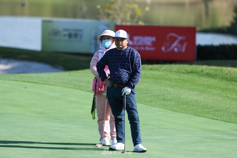 比赛气氛紧张，观众聚焦球员在关键洞的每一次推击