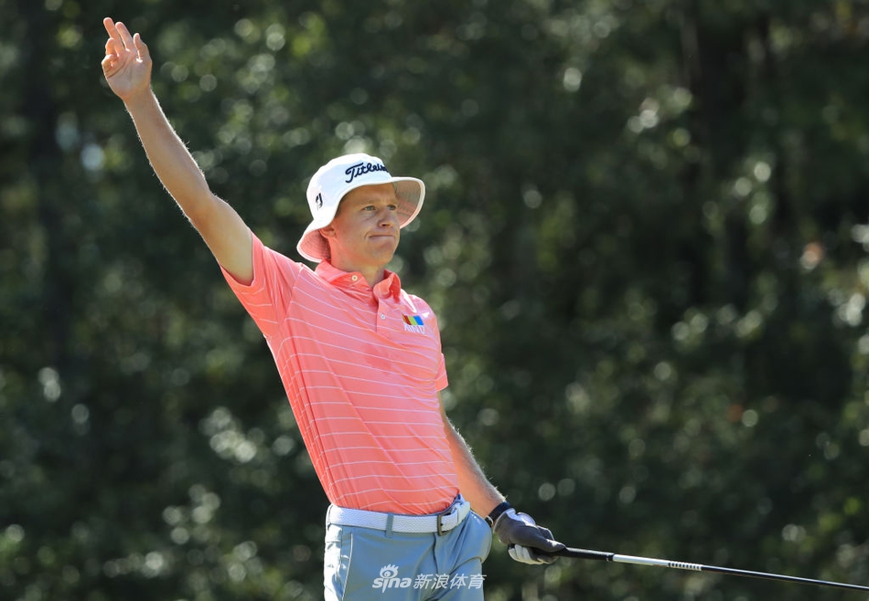 夜幕初降，格里芬手持奖杯与家人合影，温馨灯光映照出最幸福的时刻