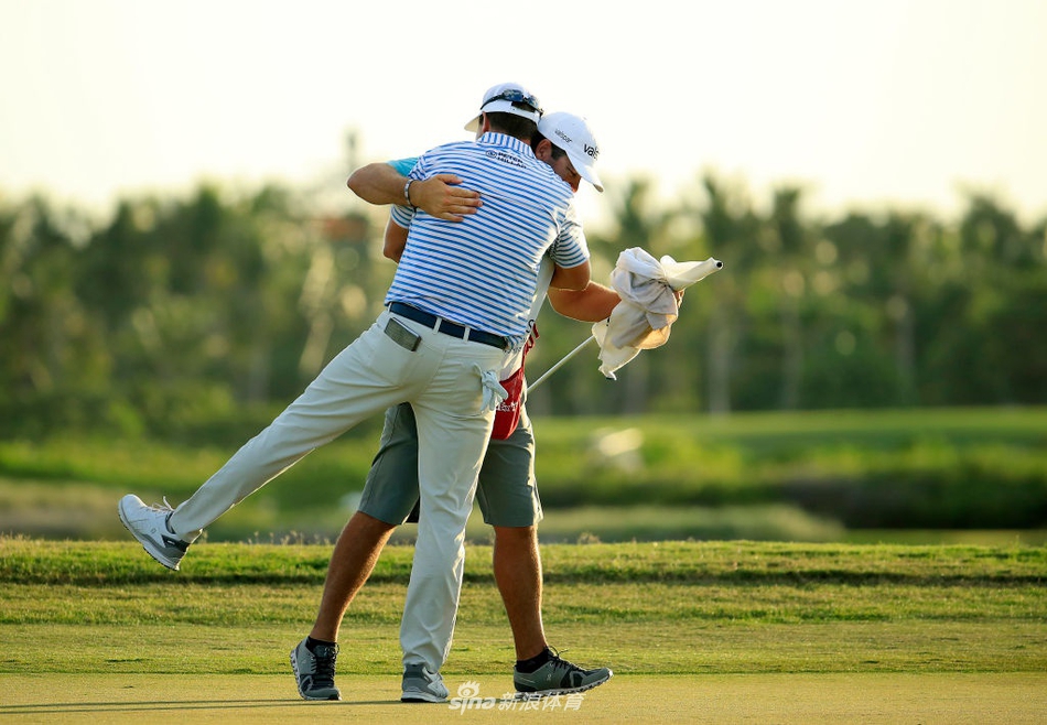 斯沃福德在决赛轮中稳健挥杆，白色小球在加勒比海的蓝天下划出优美弧线