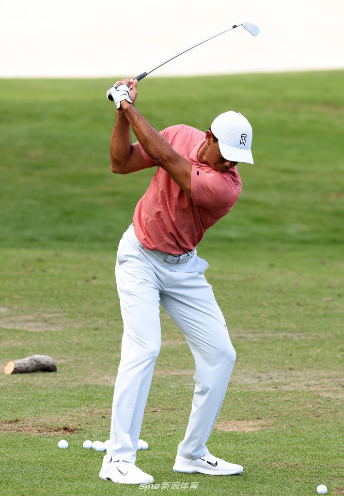 中国业余小将林钰鑫认真聆听着前辈的指导，眼中充满了对世界顶级赛场的向往与决心。