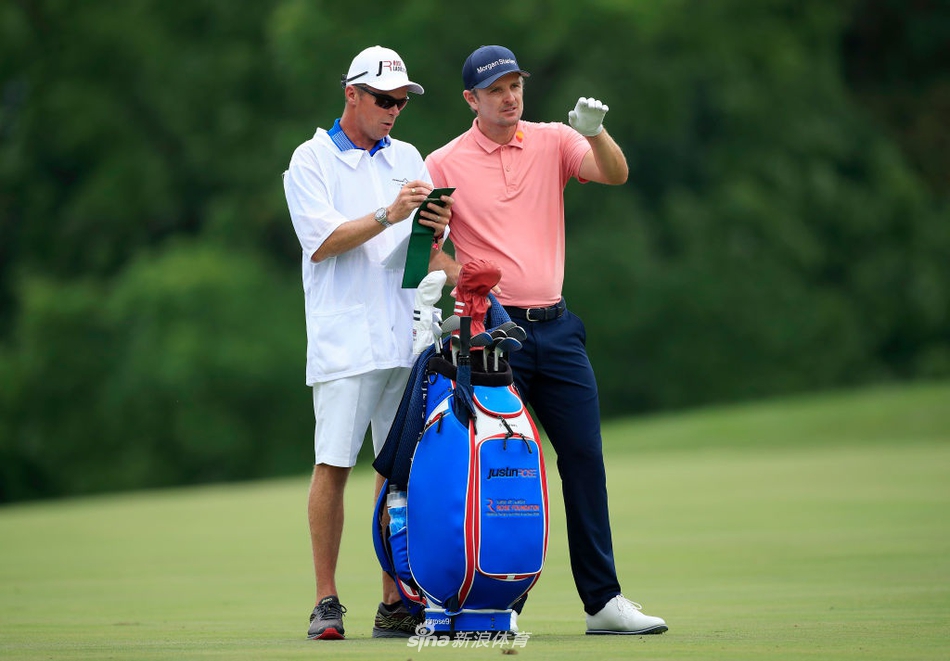 科林-森川在球道中冷静观察落点，微风拂过他年轻而沉稳的脸庞。